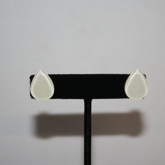 Beautiful off white ear drop shaped post earrings .75" - Picture 1 of 5